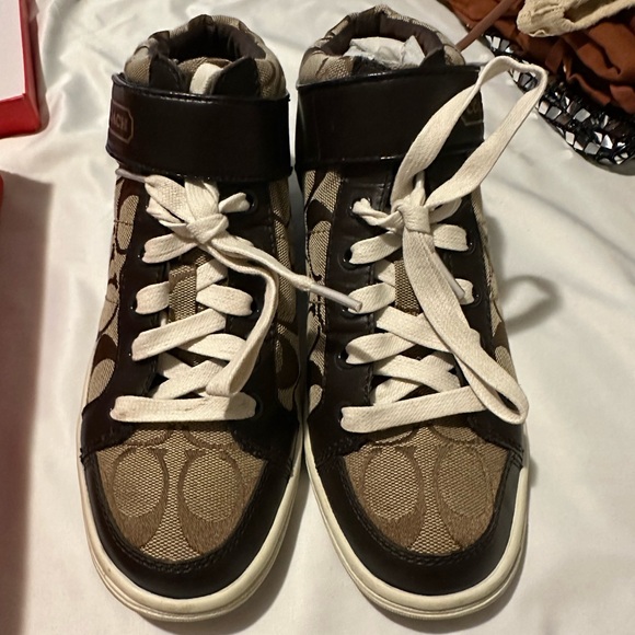 Coach - Picture 2 of 5